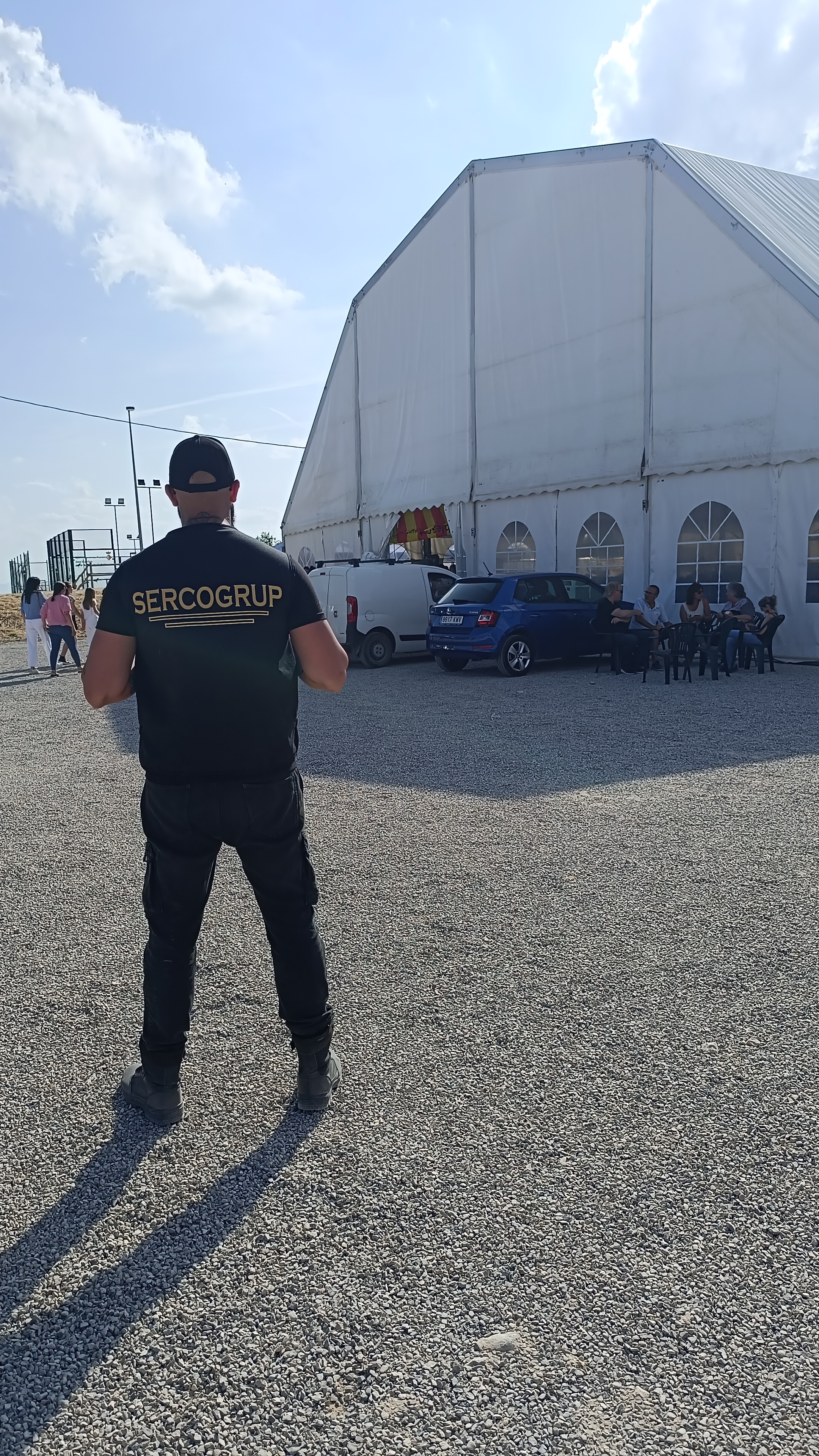 Personal vigilando carpa de evento al aire libre